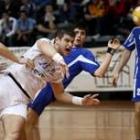 Aginagalde lanzando con fuerza tras ganar la posición en el pivote