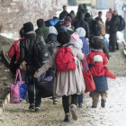 Varias decenas de refugiados esperan para subirse a un tren con destino a Saalfed.