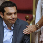El primer ministro griego, Alexis Tsipras, en el transcurso de una maratoniana jornada en el Parlamento.