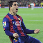 El delantero uruguayo del Barcelona, Luis Suárez, tras conseguir el segundo gol del equipo blaugrana que dio la victoria a los suyos frente al Real Madrid