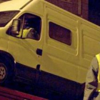 Los agentes revisan la furgoneta con matrícula francesa abandonada con explosivos