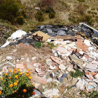 En el vertedero hay todo tipo de escombros de construcción. DL