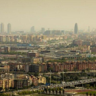 Contaminación sobre Barcelona en una vista desde el barrio de Singuerlín, en Santa Coloma.