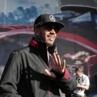 Lewis Hamilton saluda a la afición a su llegada al circuito de Sochi.