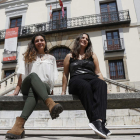 Nora Suárez Marcos y Helena González Sánchez, ayer a mediodía, a la puerta de la antigua prisión de León. FERNANDO OTERO PERANDONES