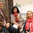 Aurelio Gil, presidente de Arle, Victoria Álvarez, trabajadora social, y Estefanía Santos, presidenta del Colegio de Trabajo Social. RAMIRO