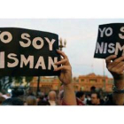 Carteles en apoyo del fiscal Alberto Nisman, durante una concentración para reclamar que se aclare su muerte, este lunes en Buenos Aires.