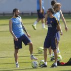 Luis Enrique charla con Aleix Vidal en un entrenamiento.