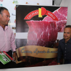 Felipe Llamazares y Pablo Barros durante la presentación de Cecinas Pablo como patrocinador