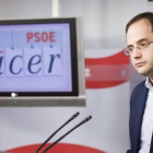 El secretario de organización del PSOE, César Luena, este miércoles tras anunciar la destitución de Tomás Gómez.