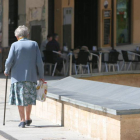 Una mujer camina con la bolsa de la compra