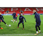 Los jugadores del Sevilla participan en el entrenamiento en el Otkrytie Arena en Moscú. SERGEI ILNITSKY