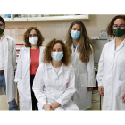 María José Ranilla (en el centro) con parte del equipo que desarrolla la investigación en el Departamento de Producción Animal de la ULE. MARCIANO PÉREZ