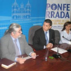 El director del concurso, Luis Paadín, López Riesco y Téllez, ayer en la difusión de los premiados.