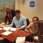 Manuel García, ayer en la sede del PP con parte de su equipo.