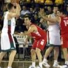 Paco Martín defiende en el Palacio de Deportes una jugada del Granada