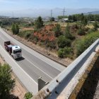 El enlace con la N-VI va a la derecha del camión que se ve en la imagen circulando ayer junto al viaducto del Sil. Al fondo Roldán.