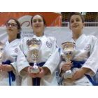 Los judocas leoneses posan con los trofeos logrados. DL
