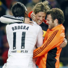 Drogba, Fernando Torres y Juan Mata celebran el decisivo gol del delantero español.