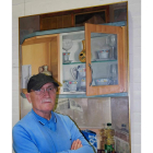 El artista burgalés José Luis Galán con una de sus obras. CUEVAS
