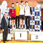 Pablo Cosmen, primero por la izquierda, posa con su medalla de bronce en el podio final. DL