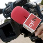 Imagen de una cámara y un micrófono de Castilla y León Televisión.