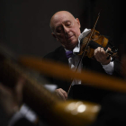 El violinista y director de La Real Cámara, Emilio Moreno, durante un concierto. PEDRO PUENTE HOYOS