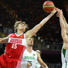 Kirilenko (i) lucha con Huertas por un rebote defensivo.