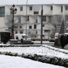 Un vecino de Torrebarrio, despejando la entrada a su casa. La comaca de Babia ha sido de las más afectadas por el temporal de nieve.