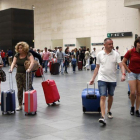 Viajeros llegando a la Estación Delicias de Zaragoza.