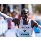 El keniano Eliud Kipchoge celebra la victoria en el maratón de Berlín. HAYOUNG JEON