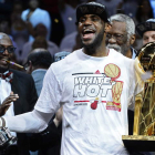 James celebra el título de liga de los Heat.