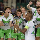 Los jugadores del Wolfsburg celebran la victoria ante el Bayern de Múnich en la Supercopa alemana.