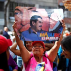 Una mujer, con una pancarta de apoyo a Maduro, el domingo, en Caracas