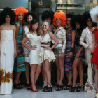 María Lafuente posa al final del acto con las modelos que desfilaron anoche en el OFF de la Fashion Week Madrid. RAQUEL P. VIECO