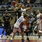 El ala pívot del Madrid, Felipe Reyes, presionado por el tunecino del Monbus, Salah Mejri.