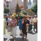 Momento de la procesión con las tallas de La Asunción y San Pedro