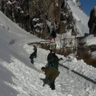 Agentes retirando nieve en busca del acceso a un pueblo