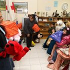 Una familia recoge regalos en el acto de entrega del 2012.