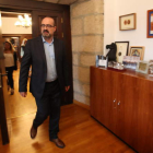 Marco Morala, camino de su despacho de alcalde, el primer día de su gestión en el Ayuntamiento de Ponferrada. ANA F. BARREDO