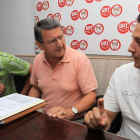 Manuel Luna, responsable provincial de UGT-MCA, ayer flanqueado por miembros del comité de LM.