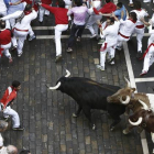 Los mozos se apartan de un toro, en el cuarto encierro de los sanfermines.