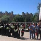 La reina y las damas con sus acompañantes, antes de la ofrenda floral