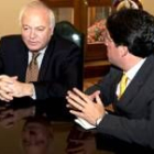 Moratinos habla con el vicepresidente de Colombia, Francisco Santos