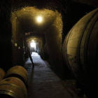 Imagen del interior de una de las bodegas elaboradoras de vino de Valdevimbre.