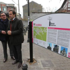 El director general de Turismo, con Robla y Canedo, tras descubrir un panel informativo de la ruta del vino en Cacabelos.