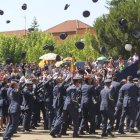 Gorras al aire tras el «rompan filas».