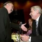 Josep Lluís Carod Rovira saluda a Pasqual Maragall, al inicio de su comparecencia de ayer