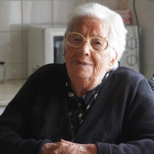 Teresa Fernández Casado en la cocina de su casa en Zambroncinos. J. NOTARIO