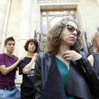 Ester Quintana y su abogada, Laia Serra (derecha), salen de la Audiencia de Barcelona con la sentencia.